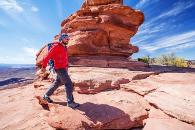 Uzun yürüyüşe çıkan kimse Canyonlands Milli Parkı'nda Utah, ABD