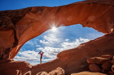 Anne bebek oğlu ile kalın kemerler Natio manzarası kemer altında