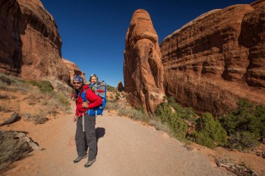 Arches National Park Utah, ABD bebek oğlu ile bir aile ziyaret