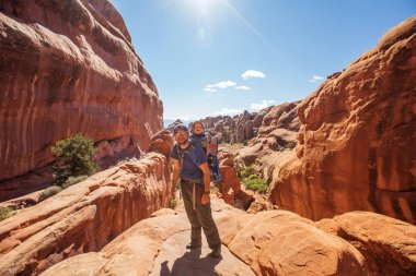 Arches National Park Utah, ABD bebek oğlu ile bir aile ziyaret