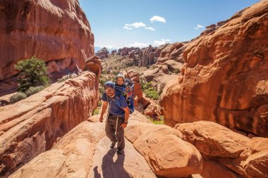 Arches National Park Utah, ABD bebek oğlu ile bir aile ziyaret