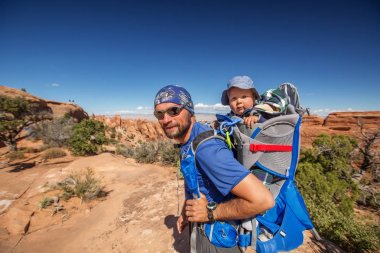 Arches National Park Utah, ABD bebek oğlu ile bir aile ziyaret