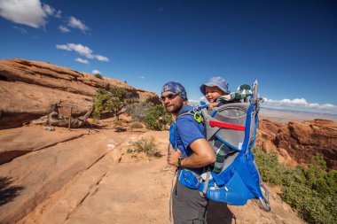 Arches National Park Utah, ABD bebek oğlu ile bir aile ziyaret