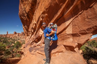 Arches National Park Utah, ABD bebek oğlu ile bir aile ziyaret