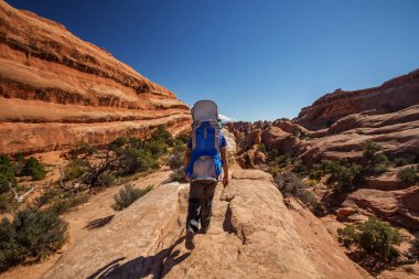 Uzun yürüyüşe çıkan kimse Arches National park Utah, ABD aittir