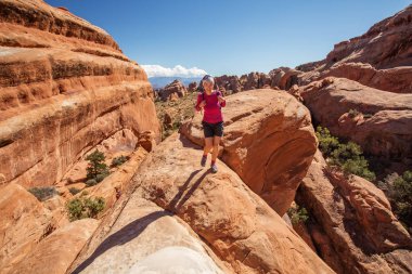 Uzun yürüyüşe çıkan kimse Arches National park Utah, ABD aittir