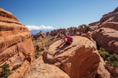 Uzun yürüyüşe çıkan kimse Arches National park Utah, ABD aittir