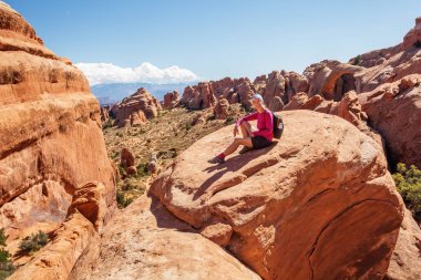 Uzun yürüyüşe çıkan kimse Arches National park Utah, ABD aittir