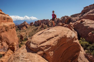 Uzun yürüyüşe çıkan kimse Arches National park Utah, ABD aittir
