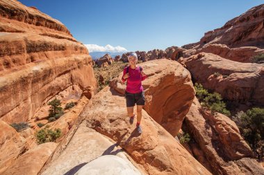 Uzun yürüyüşe çıkan kimse Arches National park Utah, ABD aittir