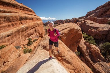 Uzun yürüyüşe çıkan kimse Arches National park Utah, ABD aittir