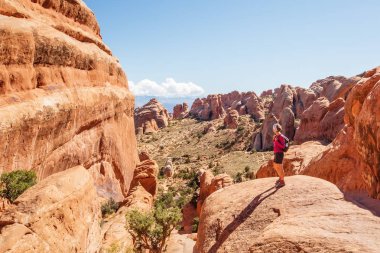 Uzun yürüyüşe çıkan kimse Arches National park Utah, ABD aittir