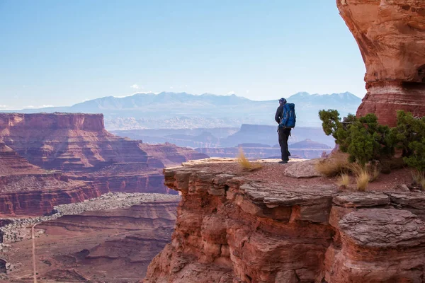 Turysta w Canyonlands National park w Utah, Stany Zjednoczone Ameryki — Zdjęcie stockowe