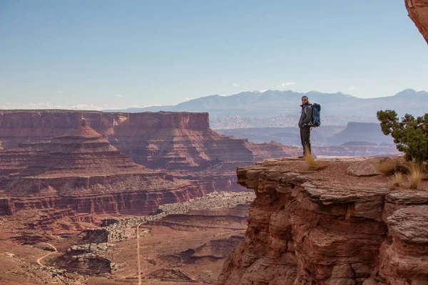 Uzun yürüyüşe çıkan kimse Canyonlands Milli Parkı'nda Utah, ABD — Stok fotoğraf