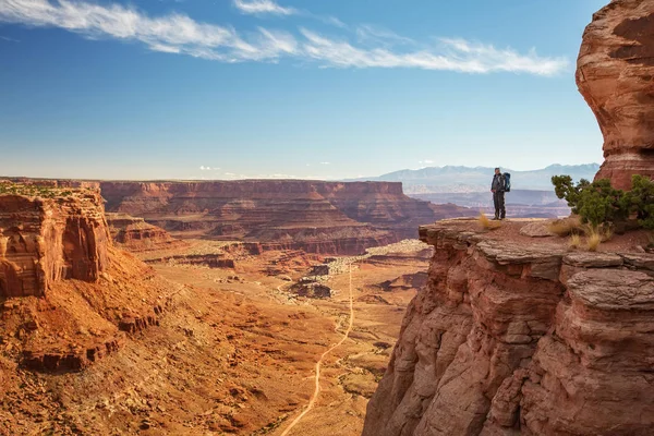 Vandrare i Canyonlands nationalpark i Utah, Usa — Stockfoto