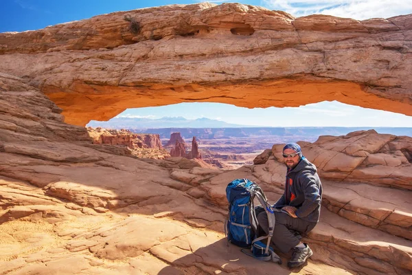 Uzun yürüyüşe çıkan kimse Canyonlands Milli Parkı'nda Utah, ABD — Stok fotoğraf