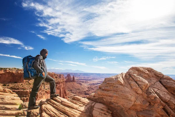 Caminhante no Parque Nacional Canyonlands em Utah, EUA — Fotografia de Stock