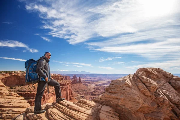 Caminhante no Parque Nacional Canyonlands em Utah, EUA — Fotografia de Stock