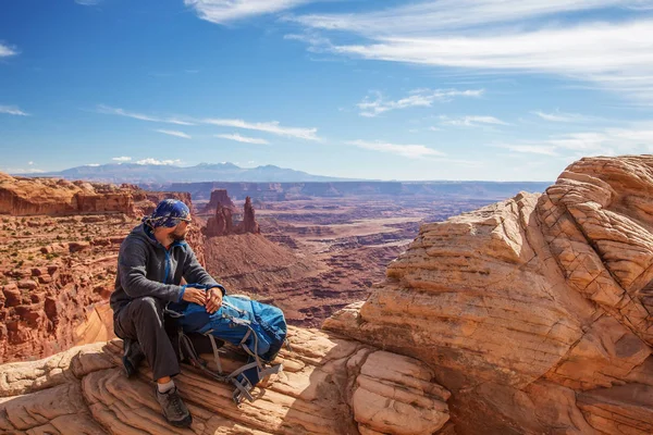 Uzun yürüyüşe çıkan kimse Canyonlands Milli Parkı'nda Utah, ABD — Stok fotoğraf