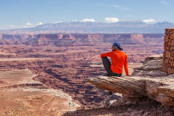 Senderista en el Parque Nacional Canyonlands en Utah, EE.UU. — Foto de Stock