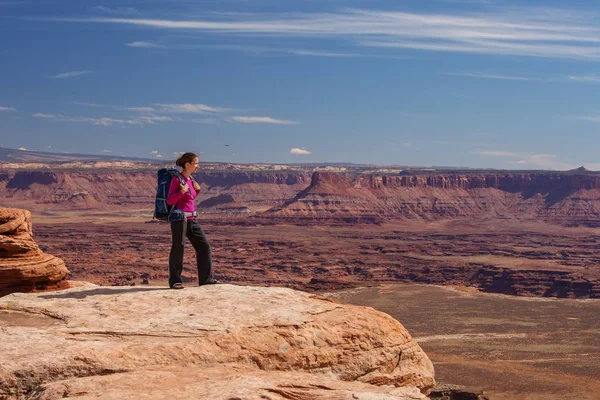Uzun yürüyüşe çıkan kimse Canyonlands Milli Parkı'nda Utah, ABD aittir — Stok fotoğraf