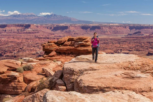 Turysta spoczywa w Canyonlands National park w Utah, Stany Zjednoczone Ameryki — Zdjęcie stockowe