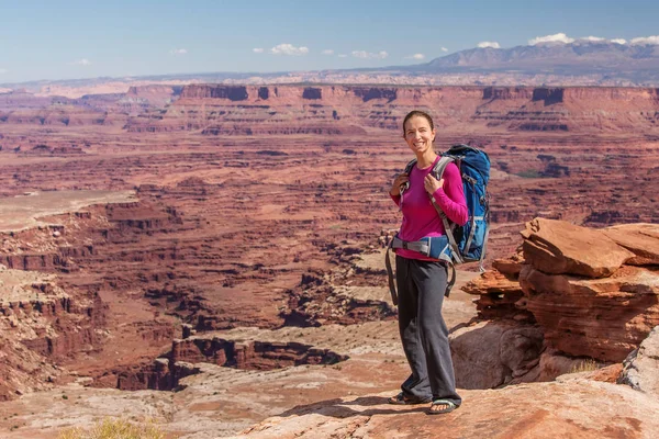 Uzun yürüyüşe çıkan kimse Canyonlands Milli Parkı'nda Utah, ABD aittir — Stok fotoğraf