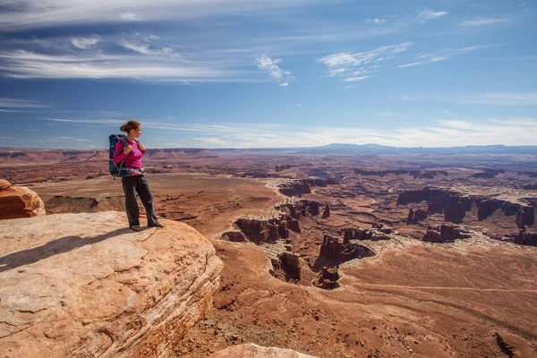El excursionista descansa en el Parque Nacional Canyonlands en Utah, EE.UU. — Foto de Stock