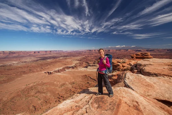Uzun yürüyüşe çıkan kimse Canyonlands Milli Parkı'nda Utah, ABD aittir