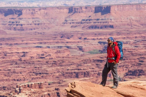 Hiker in Canyonlands National park in Utah, USA — Stock Photo, Image