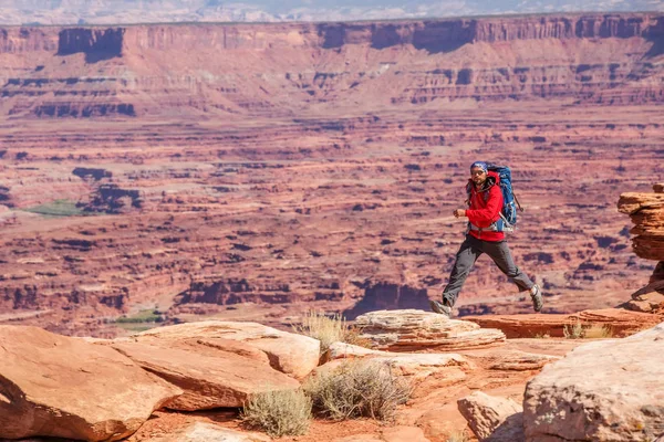 Uzun yürüyüşe çıkan kimse Canyonlands Milli Parkı'nda Utah, ABD — Stok fotoğraf