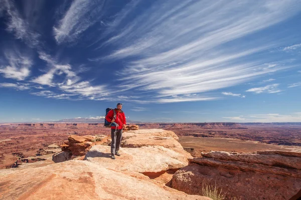 Vandrare i Canyonlands nationalpark i Utah, Usa — Stockfoto