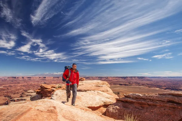 Uzun yürüyüşe çıkan kimse Canyonlands Milli Parkı'nda Utah, ABD — Stok fotoğraf