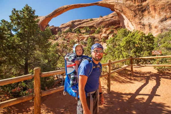 Besök en familj med baby son Arches National Park i Utah, Usa — Stockfoto
