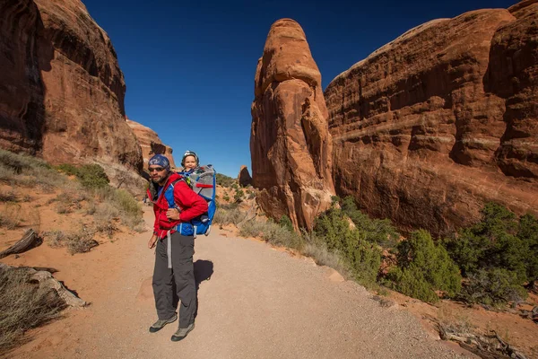 Arches National Park Utah, ABD bebek oğlu ile bir aile ziyaret — Stok fotoğraf