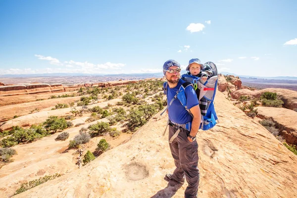 Besök en familj med baby son Arches National Park i Utah, Usa — Stockfoto