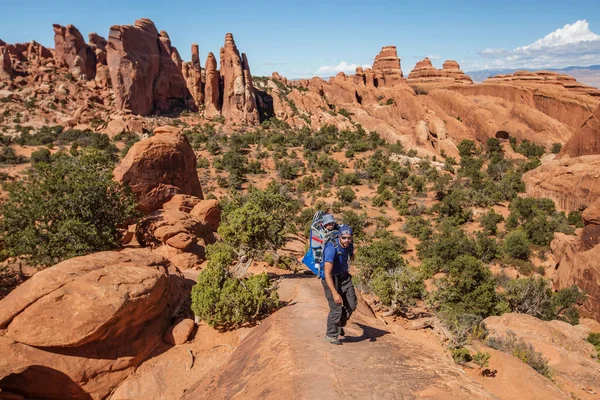 Arches National Park Utah, ABD bebek oğlu ile bir aile ziyaret — Stok fotoğraf