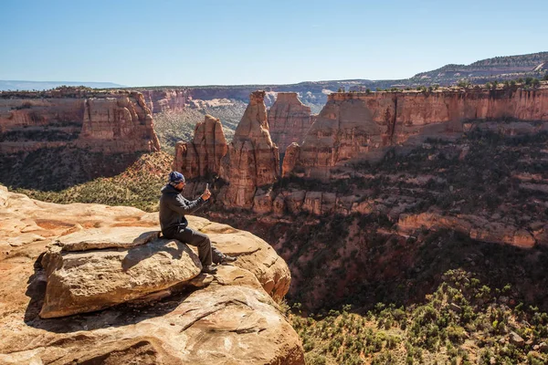 Hiker sitter på klippan i Colorado National monument, Usa — Stockfoto