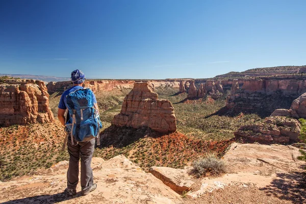 Uzun yürüyüşe çıkan kimse Colorado Ulusal anıt, ABD Uçurumdaki oturuyor — Stok fotoğraf