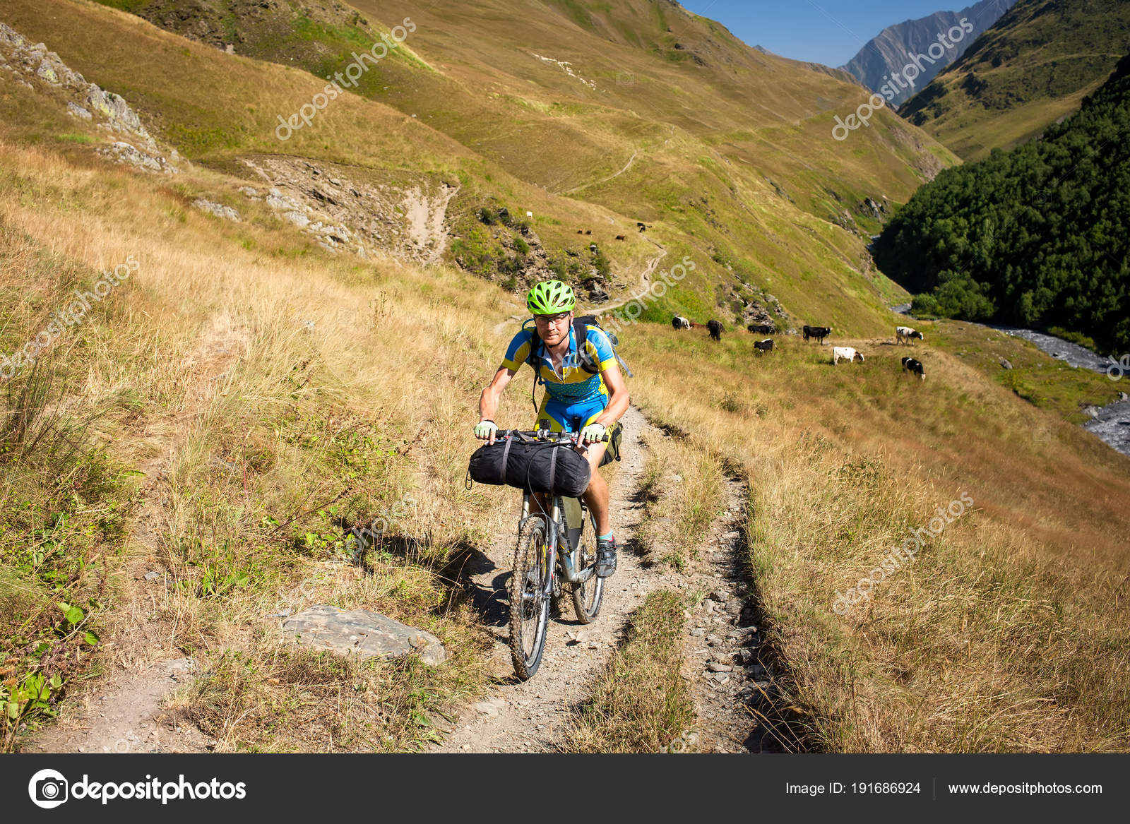 Biker schiebt sein Fahrrad in hohen Bergen des Kaukasus