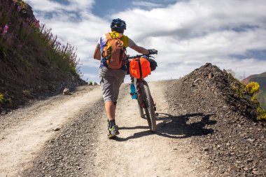 Motorcu Onun Bisiklet yüksek Kafkasya dağlarında iter