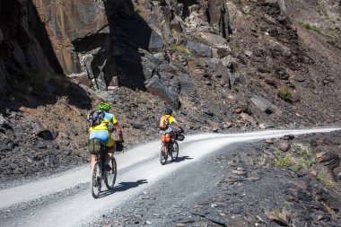 Dağ bisikletçileri Tusheti regio dağlarında seyahat