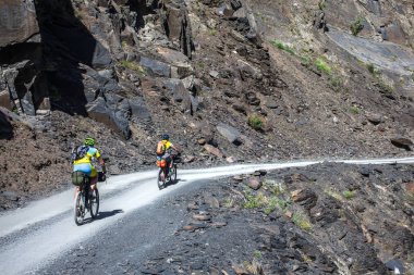 Dağ bisikletçileri Tusheti regio dağlarında seyahat