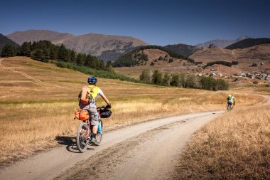 Dağ bisikletçileri Tusheti regio dağlarında seyahat