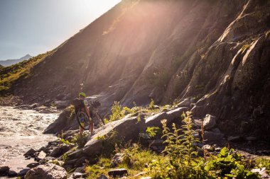 Motorcu Onun Bisiklet yüksek Kafkasya dağlarında iter
