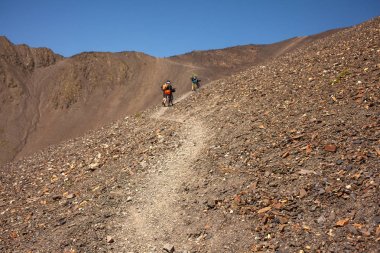 Motorcu Onun Bisiklet yüksek Kafkasya dağlarında iter