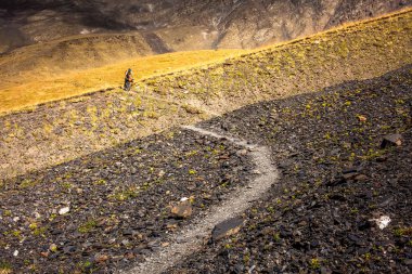 Dağ bisikletçinin Tusheti bölgesi dağlarında seyahat ediyor,