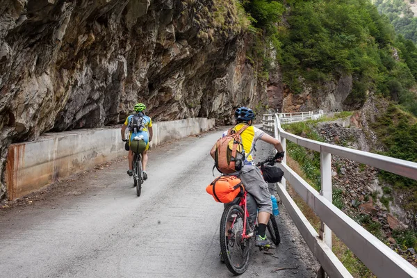 Rowerzystów Górskich Podróżujesz Highlands Region Tuszeti Georgia — Zdjęcie stockowe