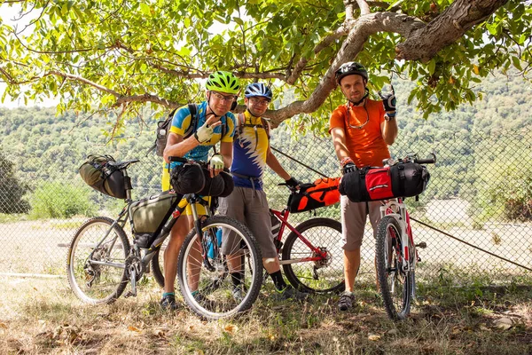 Rowerzystów Górskich Pozowanie Kamery Highlands Region Tuszeti Georgia — Zdjęcie stockowe