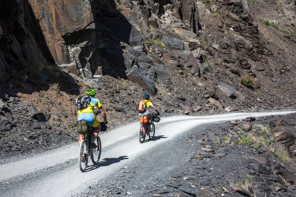 Los ciclistas de montaña están viajando en las tierras altas de Tusheti regio —  Fotos de Stock